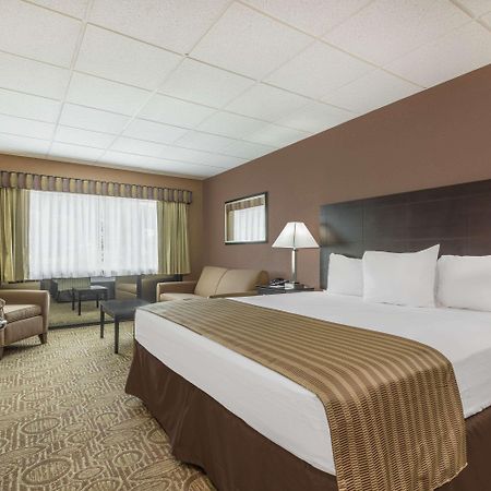 Ramada By Wyndham Paintsville Hotel & Conference Center Buitenkant foto