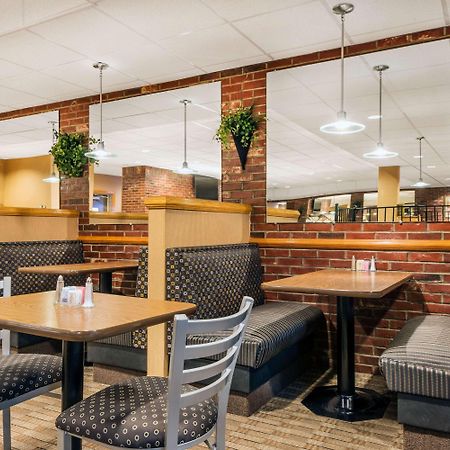 Ramada By Wyndham Paintsville Hotel & Conference Center Buitenkant foto