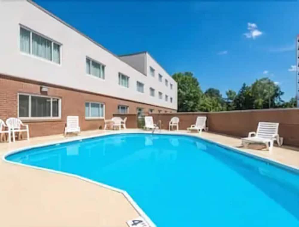 Ramada By Wyndham Paintsville Hotel & Conference Center Buitenkant foto
