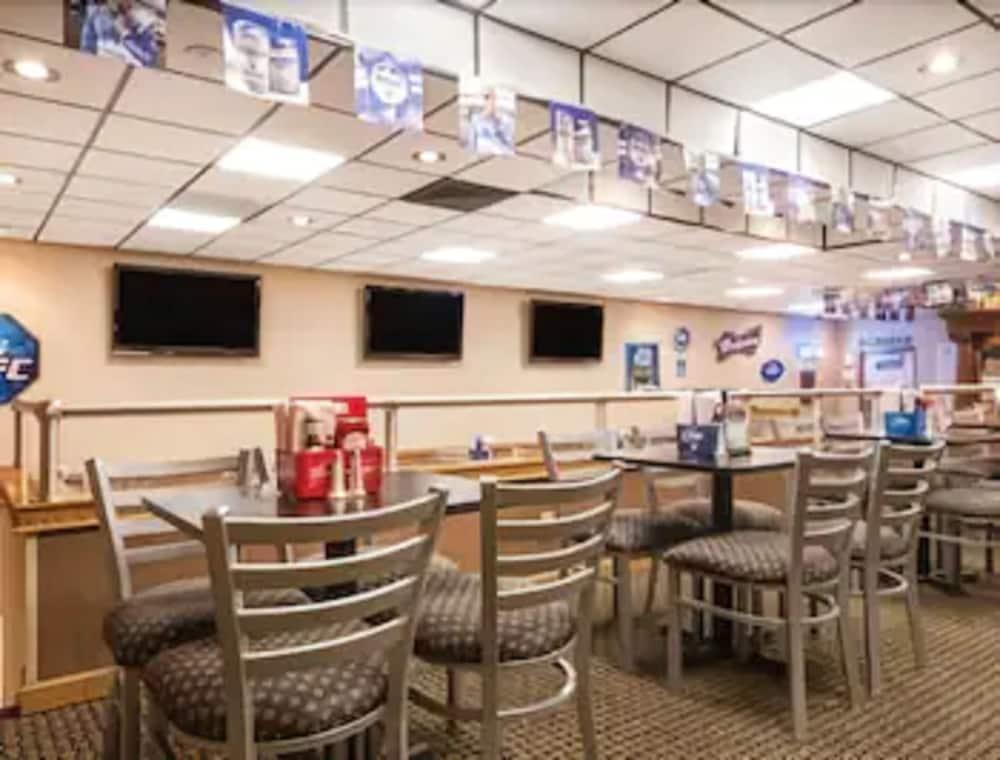 Ramada By Wyndham Paintsville Hotel & Conference Center Buitenkant foto
