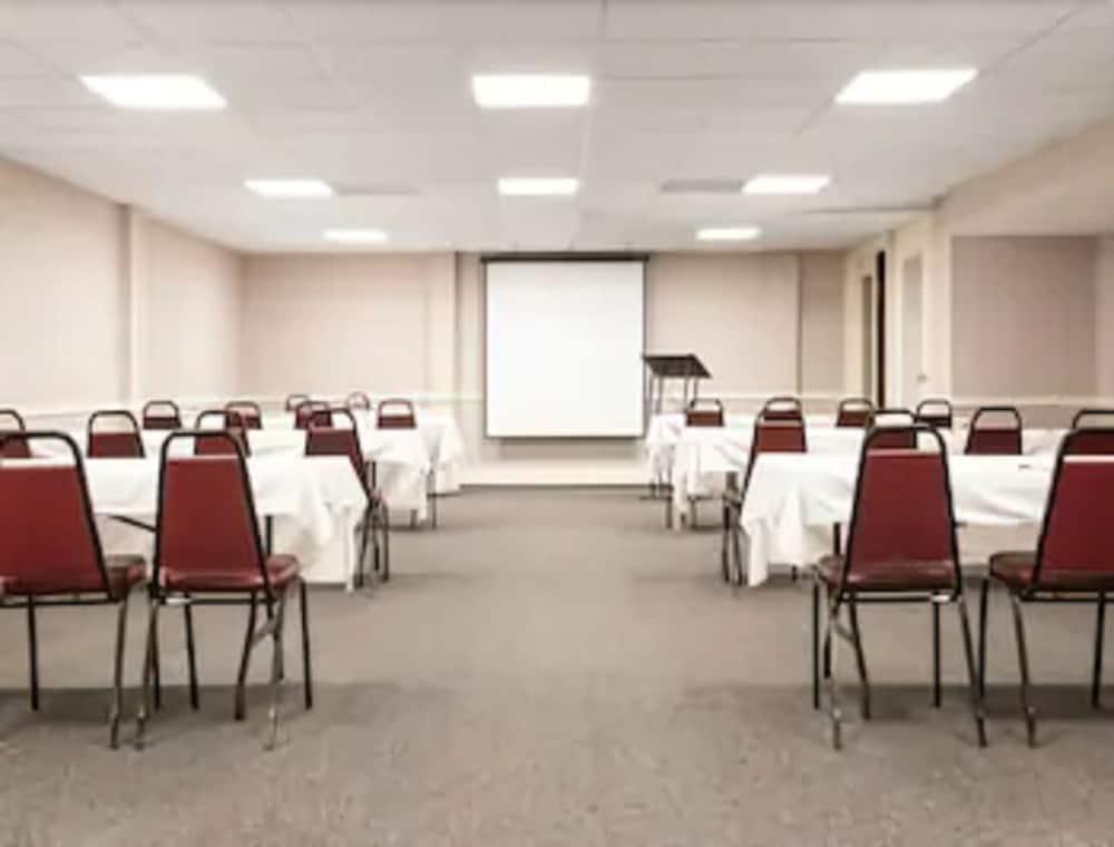 Ramada By Wyndham Paintsville Hotel & Conference Center Buitenkant foto