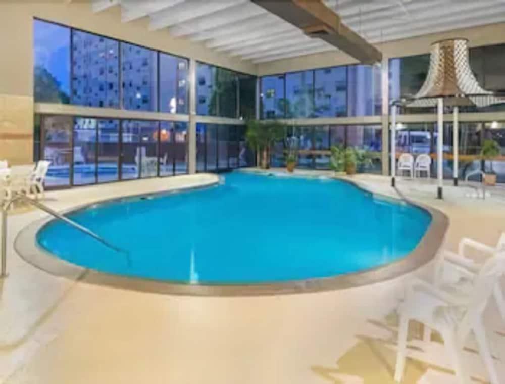 Ramada By Wyndham Paintsville Hotel & Conference Center Buitenkant foto