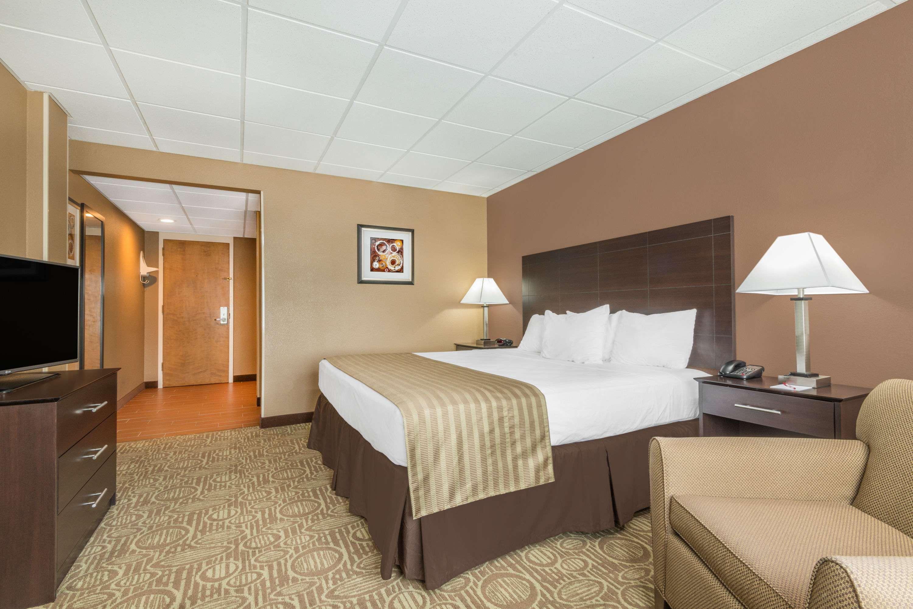 Ramada By Wyndham Paintsville Hotel & Conference Center Buitenkant foto