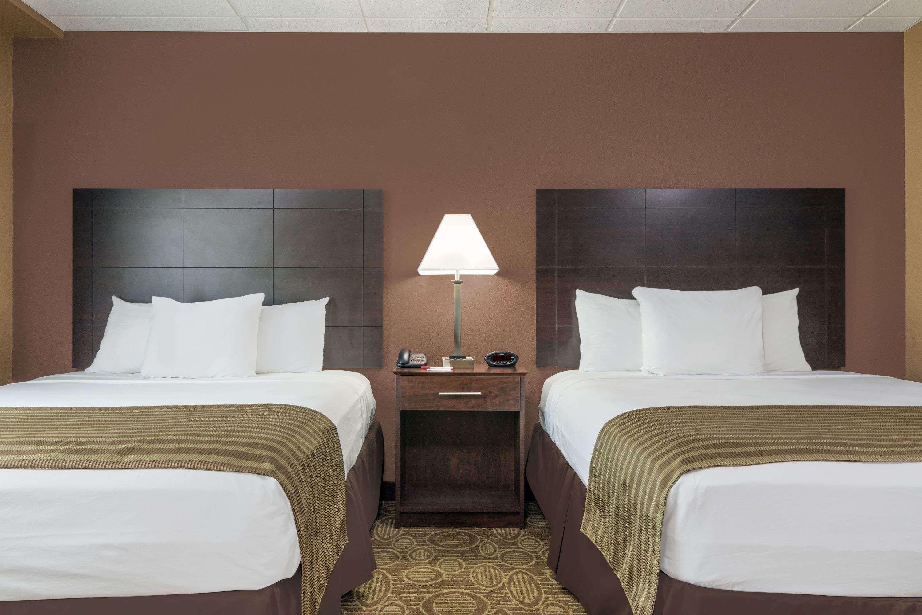 Ramada By Wyndham Paintsville Hotel & Conference Center Buitenkant foto