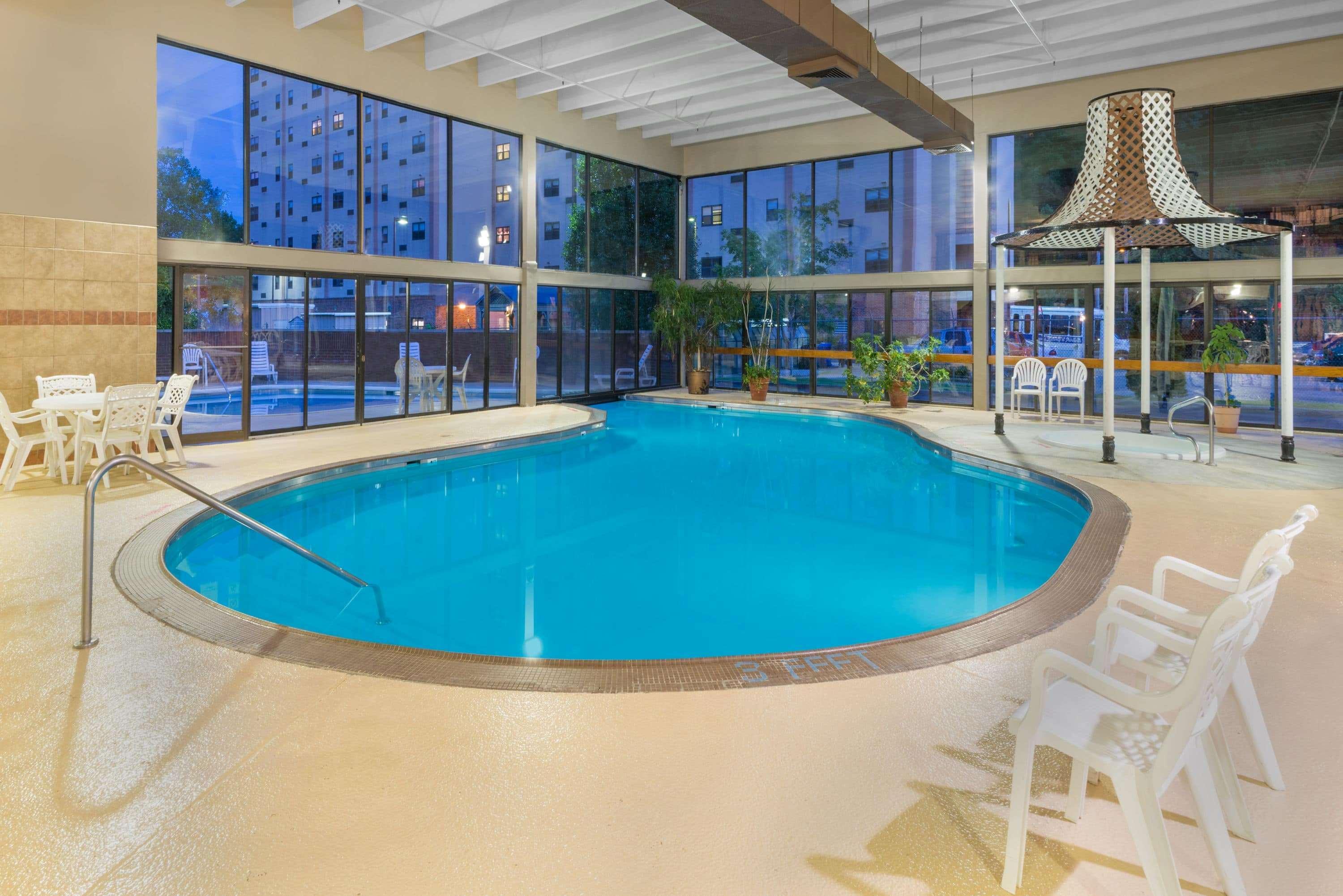 Ramada By Wyndham Paintsville Hotel & Conference Center Buitenkant foto