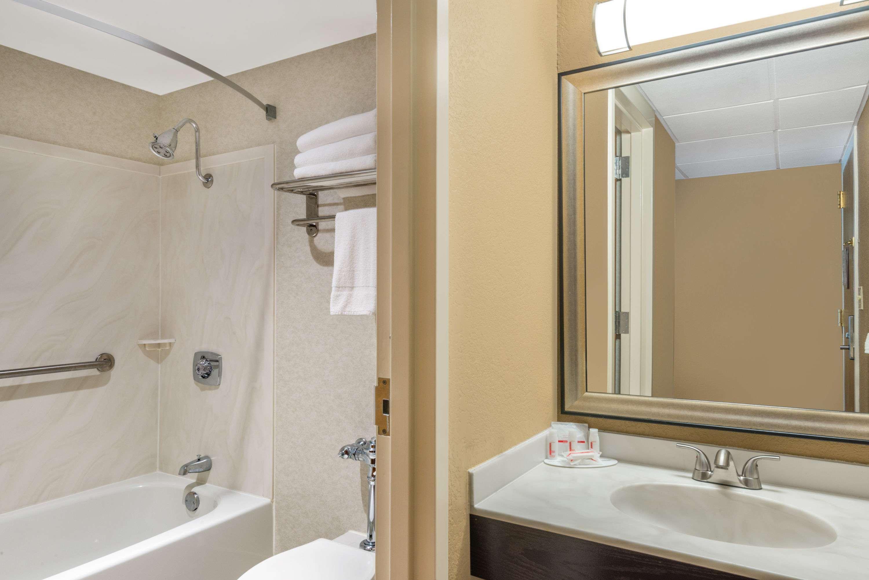 Ramada By Wyndham Paintsville Hotel & Conference Center Buitenkant foto