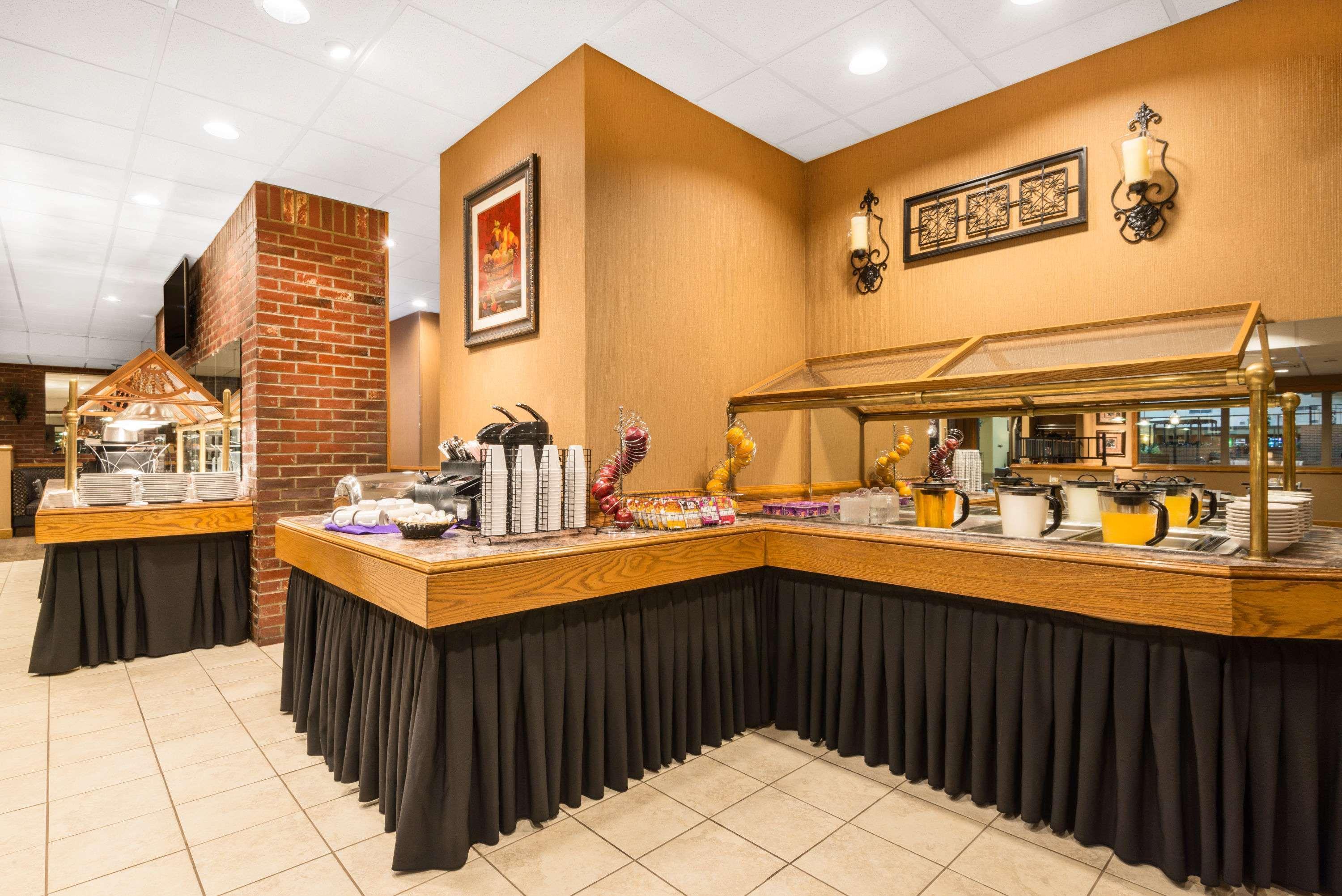 Ramada By Wyndham Paintsville Hotel & Conference Center Buitenkant foto