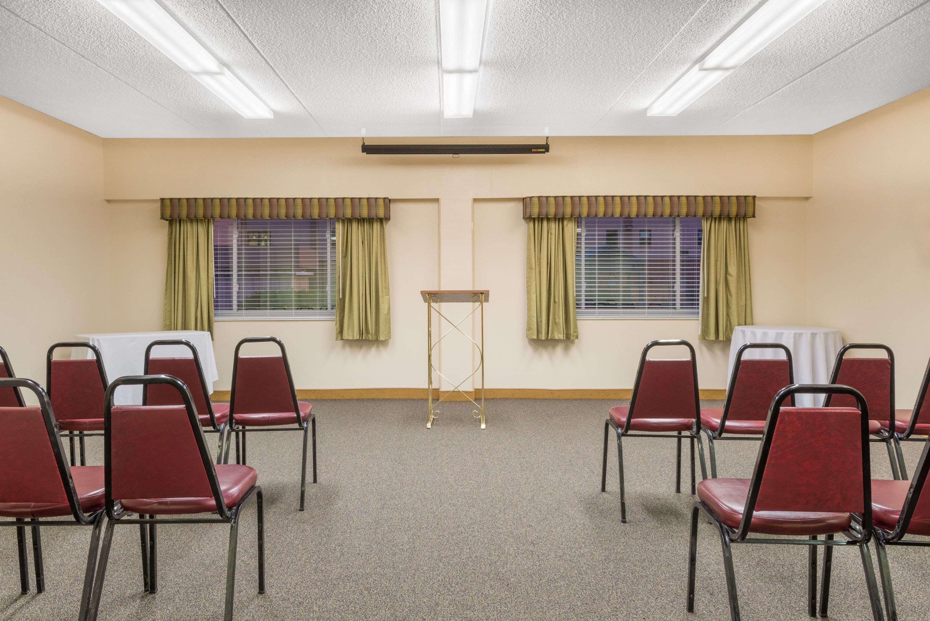 Ramada By Wyndham Paintsville Hotel & Conference Center Buitenkant foto