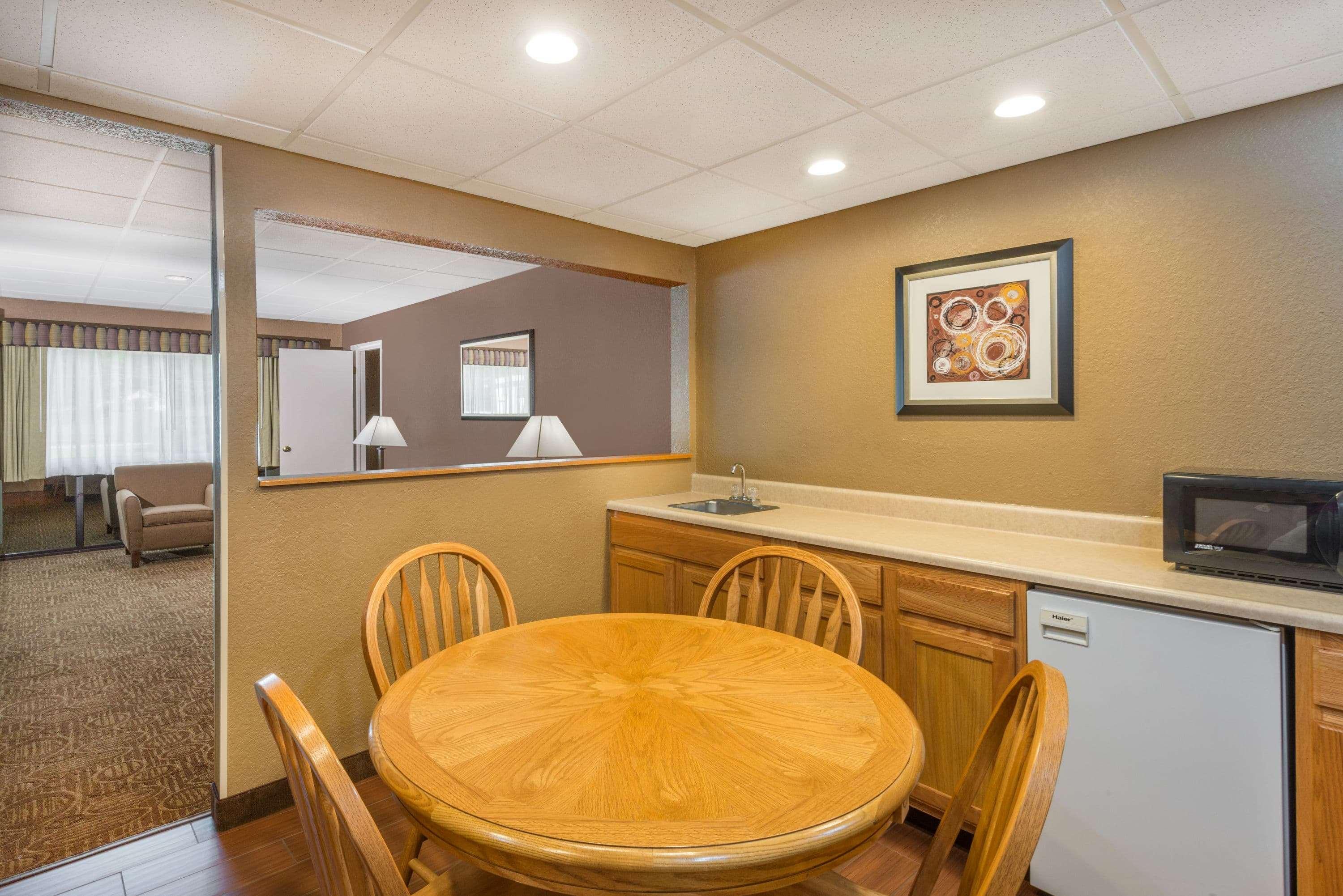 Ramada By Wyndham Paintsville Hotel & Conference Center Buitenkant foto