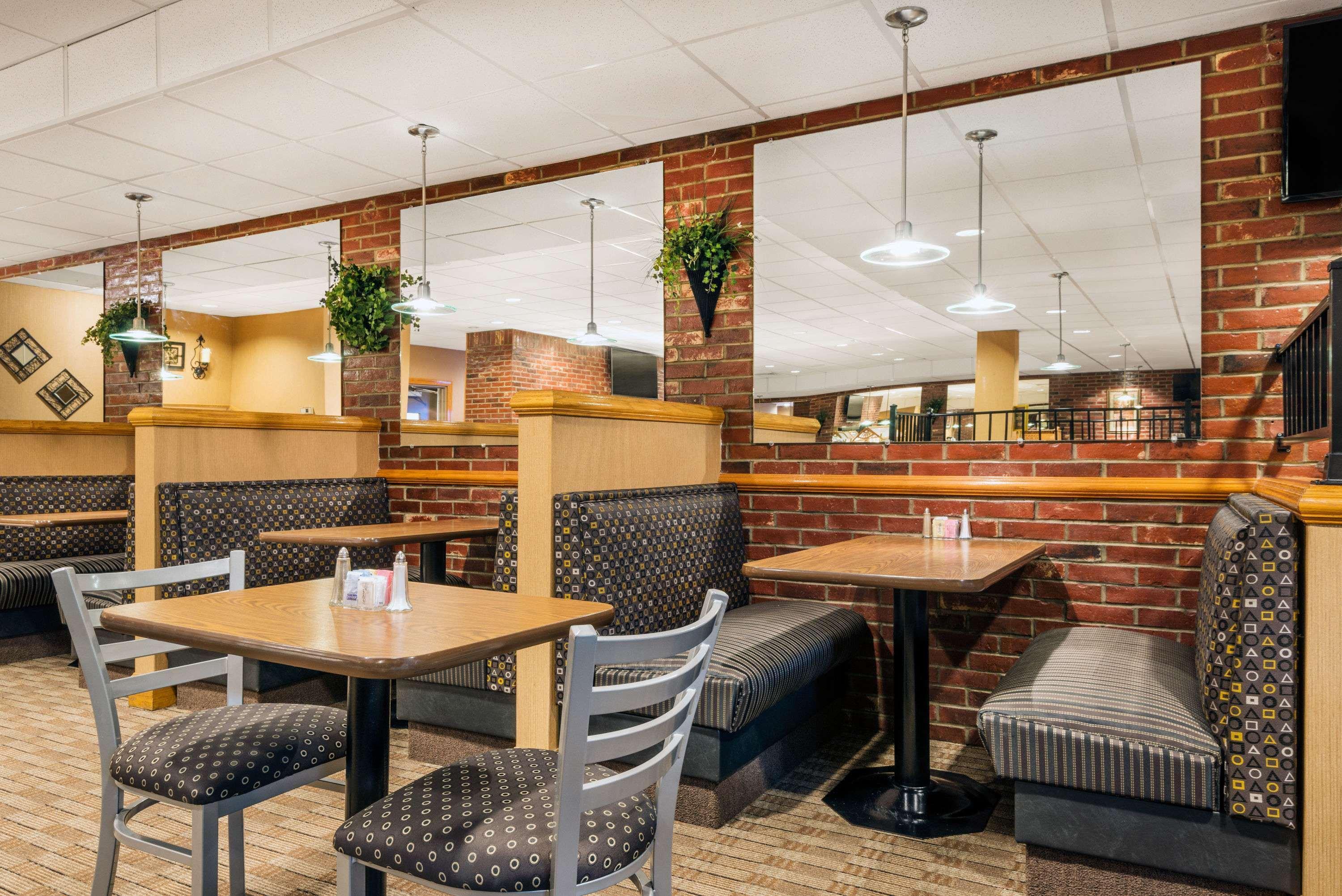 Ramada By Wyndham Paintsville Hotel & Conference Center Buitenkant foto