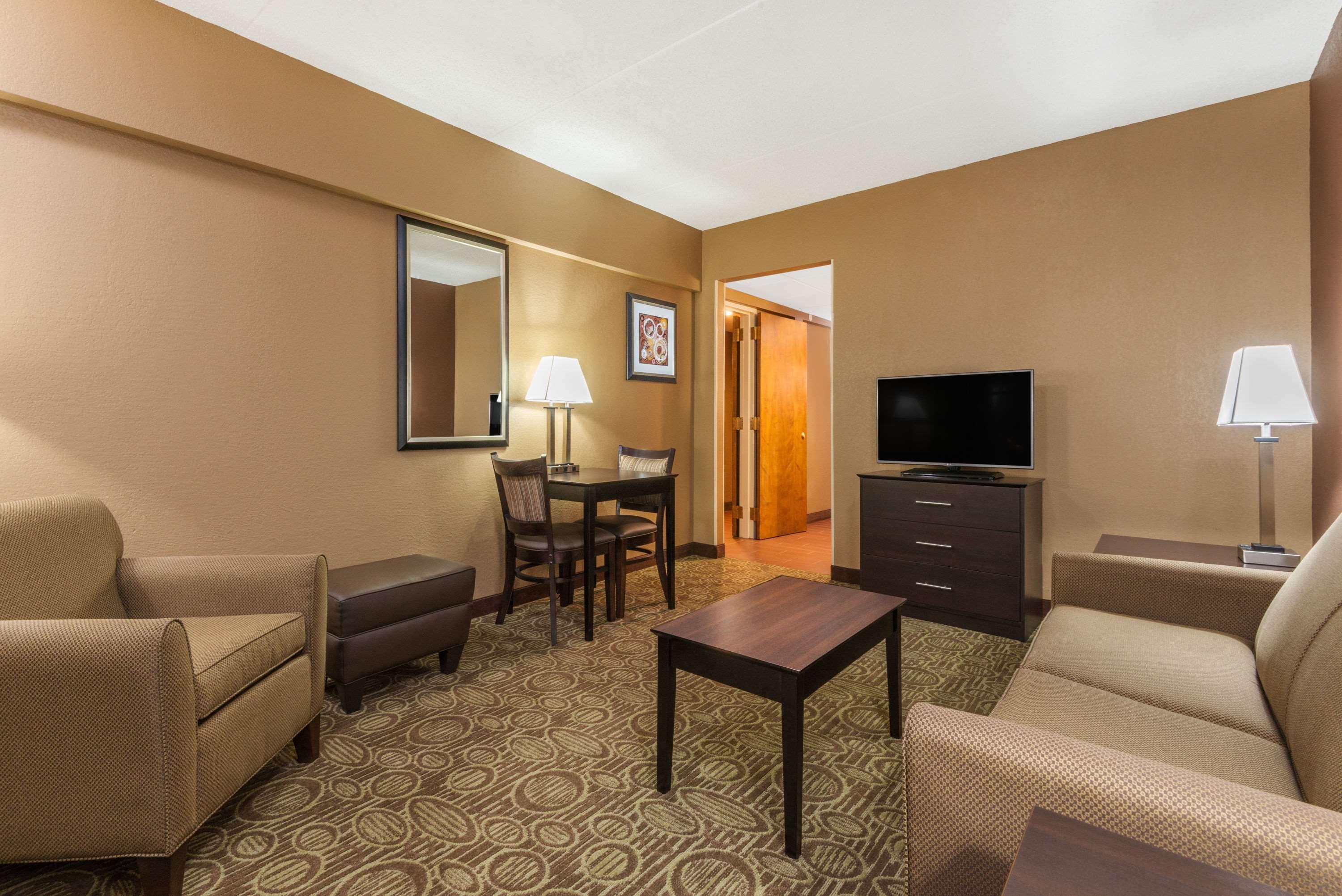 Ramada By Wyndham Paintsville Hotel & Conference Center Buitenkant foto