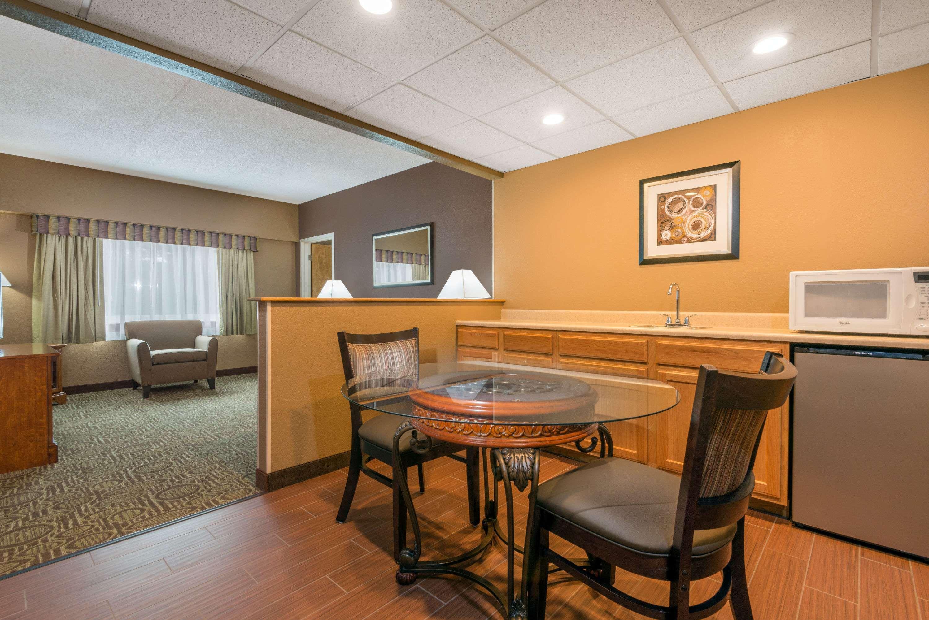 Ramada By Wyndham Paintsville Hotel & Conference Center Buitenkant foto