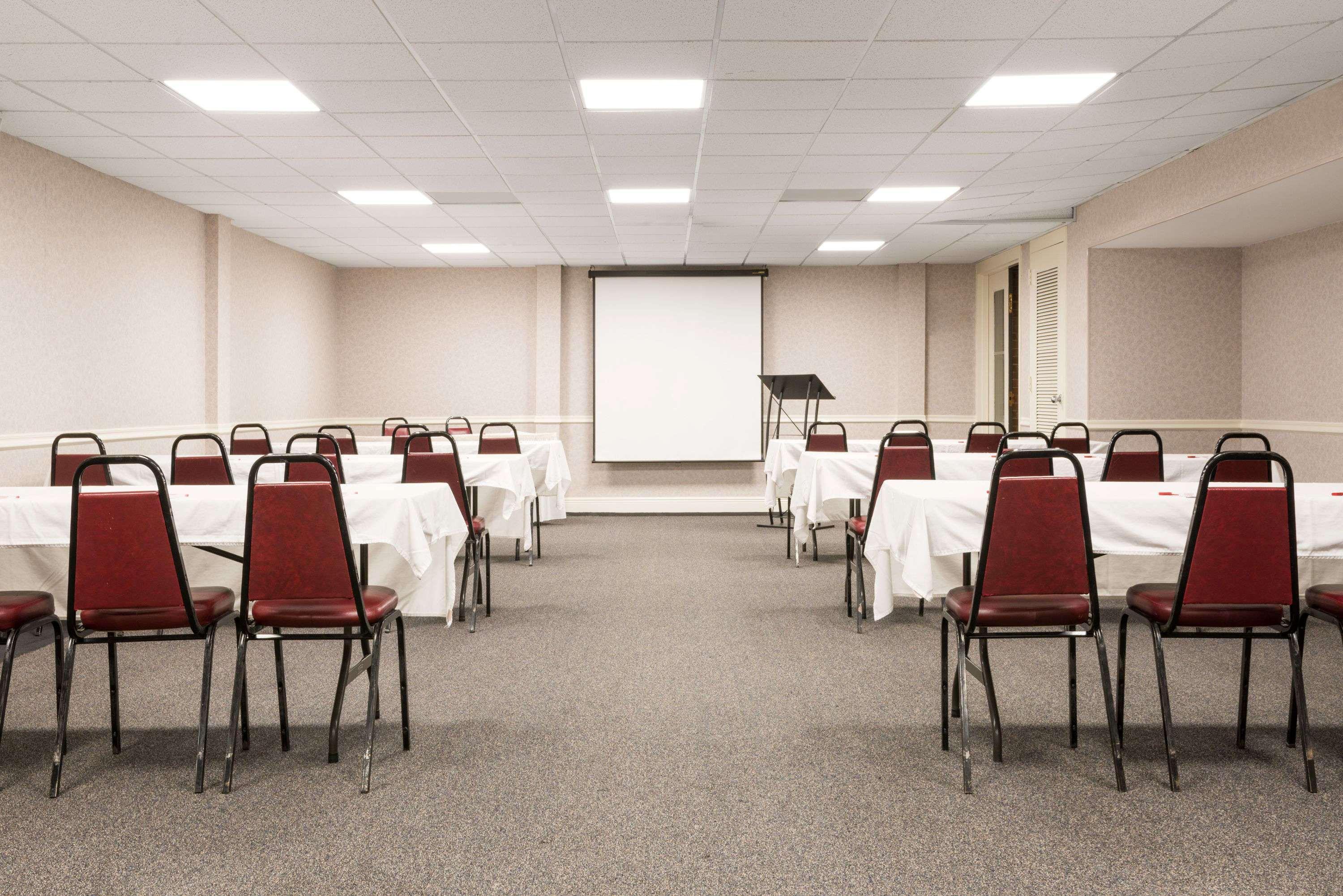 Ramada By Wyndham Paintsville Hotel & Conference Center Buitenkant foto