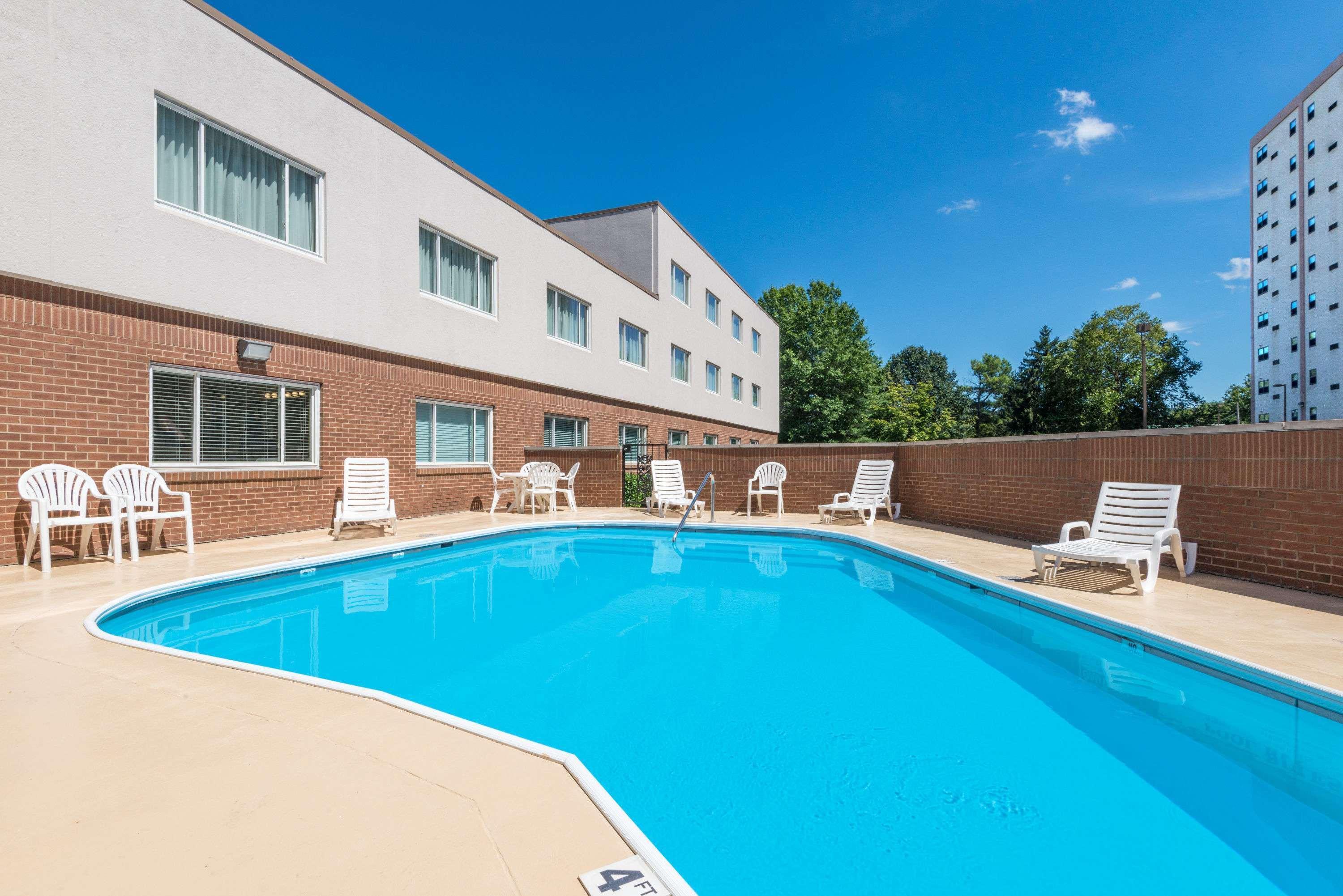 Ramada By Wyndham Paintsville Hotel & Conference Center Buitenkant foto