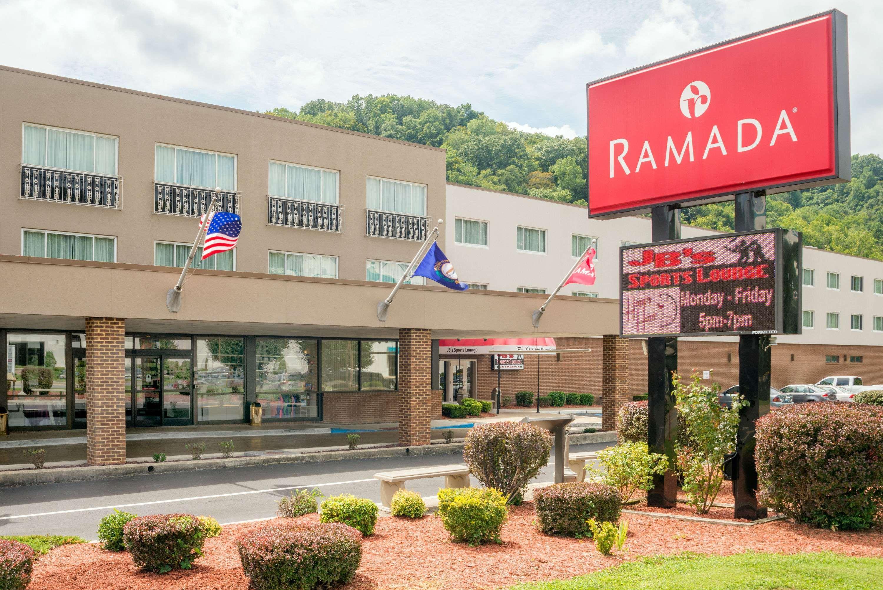 Ramada By Wyndham Paintsville Hotel & Conference Center Buitenkant foto